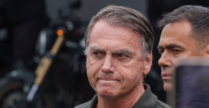 Bolsonaro tem nova crise de soluços após procedimento e segue internado em Brasília