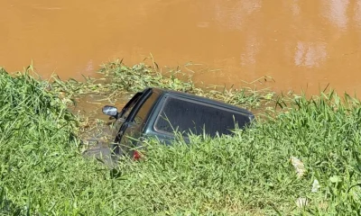 Homem é encontrado morto em porta-malas de carro submerso em rio na Grande BH; polícia investiga