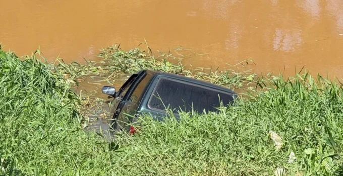 Homem é encontrado morto em porta-malas de carro submerso em rio na Grande BH; polícia investiga