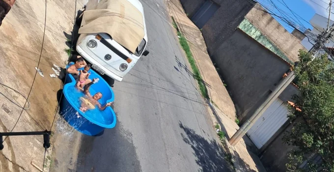 Família Inova e Monta Piscina na Rua em BH para Fugir do Calor Intenso
