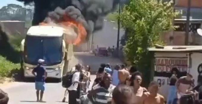 Ônibus de Viagem Pega Fogo na MG-133, Perto de Rio Pomba, na Zona da Mata Mineira