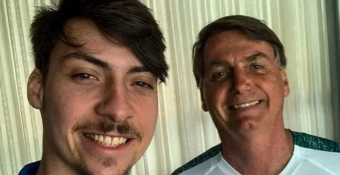 Bolsonaro aguarda cirurgia em jejum e sonolento, relata filho Jair Renan