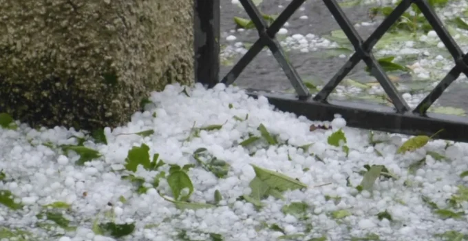 Granizo em BH: Chuva de Gelo Surpreende Capital Mineira em Meio a Alerta de Onda de Calor Intenso