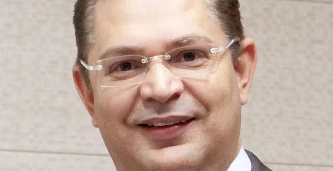 Sóstenes Cavalcante ignora R$ 470 mil e ataca Bolsa Família em redes sociais