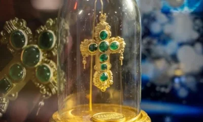 O Mistério da Cruz de Tucker: Joia Milionária de Naufrágio Desaparece 50 Anos Atrás, Roubada Sob o Nariz da Rainha Elizabeth II