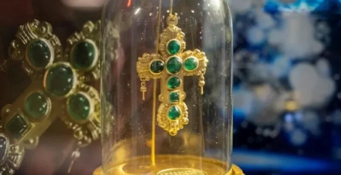 O Mistério da Cruz de Tucker: Joia Milionária de Naufrágio Desaparece 50 Anos Atrás, Roubada Sob o Nariz da Rainha Elizabeth II