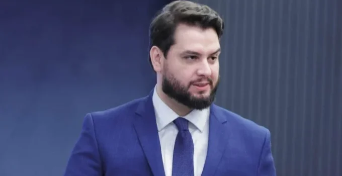 Defesa de Filipe Martins nega uso de redes sociais e rebate Moraes sobre LinkedIn