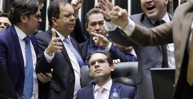 Câmara dos Deputados encerra 2025 com gastos recordes e aumento de meio bilhão de reais