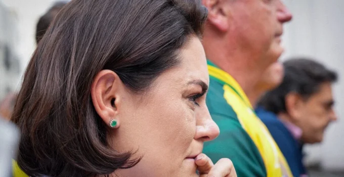 Michelle Bolsonaro homenageia o marido após alta hospitalar e retorno à PF