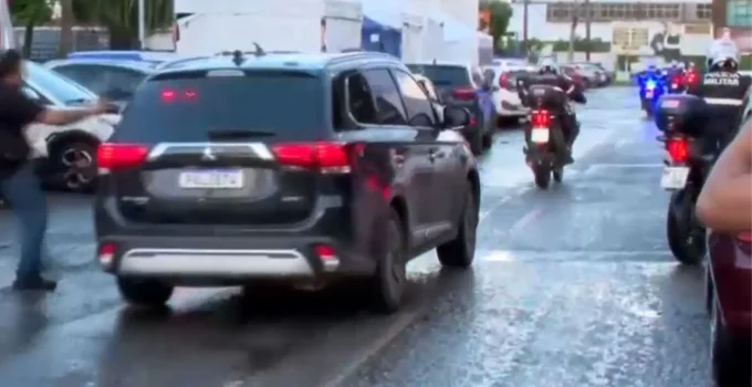 Jair Bolsonaro deixa hospital em Brasília após procedimentos médicos