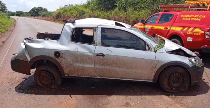 Ex-prefeito de União de Minas morre e esposa fica ferida em capotamento na MGC-497