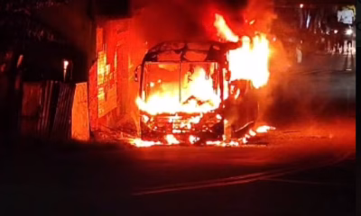 Ônibus particular pega fogo e é consumido pelas chamas em rua do Barreiro, em BH; veja vídeo