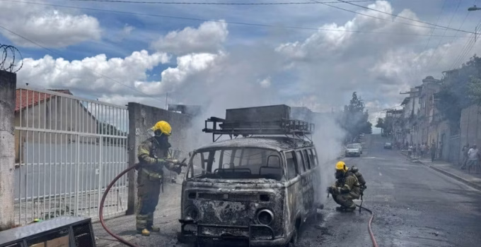 Kombi de feirante pega fogo e é consumida pelas chamas na Região Nordeste de BH