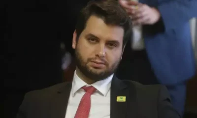 Justiça mantém prisão de Filipe Martins, ex-assessor de Bolsonaro, por descumprimento de medida cautelar