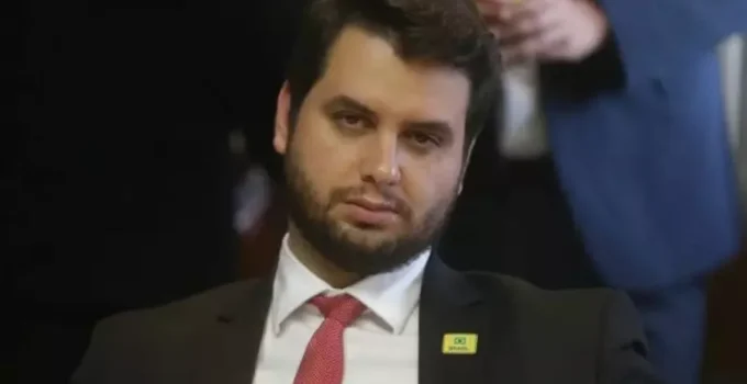 Justiça mantém prisão de Filipe Martins, ex-assessor de Bolsonaro, por descumprimento de medida cautelar