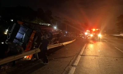 Ônibus com 41 pessoas tomba na BR-381 em Pouso Alegre; motorista fica ferido