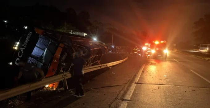 Ônibus com 41 pessoas tomba na BR-381 em Pouso Alegre; motorista fica ferido