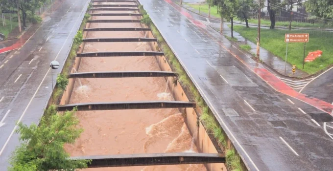 Chuva Intensa Causa Alagamentos e Quedas de Árvores em BH e Cidades Mineiras; Bombeiros Atendem Centenas de Ocorrências