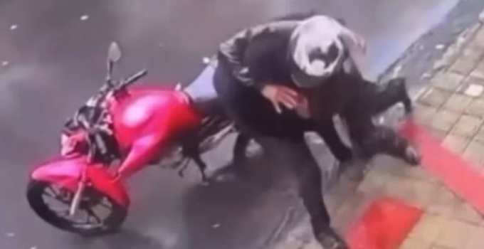 Jovem é preso em BH após tentar roubar motoboy para quitar dívida de R$ 5 mil com agiota