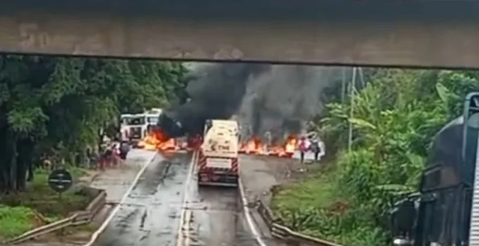 Manifestação bloqueia BR-381 em Nova Era, MG, por falta de energia na região