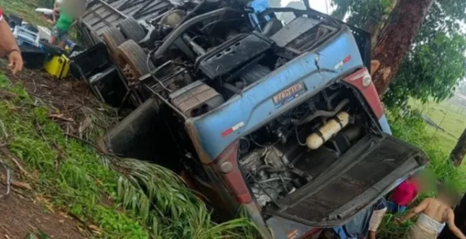 Ônibus capota na BR-365, em Minas Gerais, e deixa mortos e feridos; resgate de vítimas é realizado