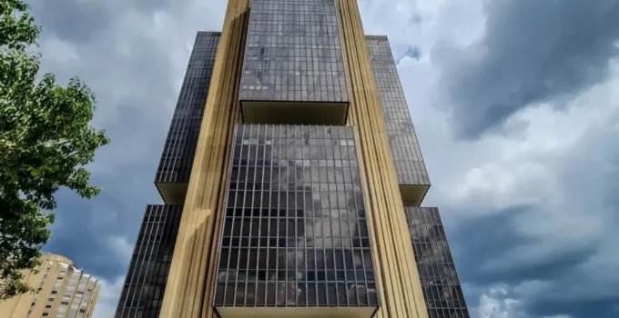 Influenciador denuncia proposta de ataque coordenado contra o Banco Central em defesa do Banco Master