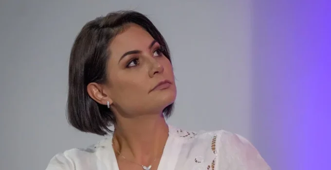Michelle Bolsonaro alega tortura e negligência com ex-presidente na prisão; PF e STF divergem