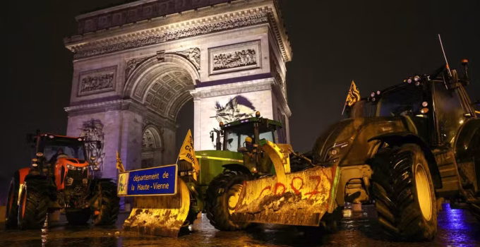 Agricultores Franceses Bloqueiam Paris com Tratores Contra Acordo com Mercosul e Normas da UE