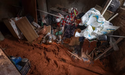 Rompimento de manilha em Santa Tereza alaga casa com esgoto e obriga moradora a abandonar lar em BH