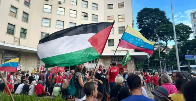 Manifestação em BH relembra 8 de Janeiro com defesa da Venezuela e críticas a veto de PL