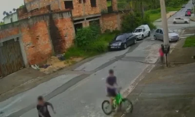 Caminhão desgovernado atinge poste e assusta crianças em Betim, na Grande BH; veja vídeo