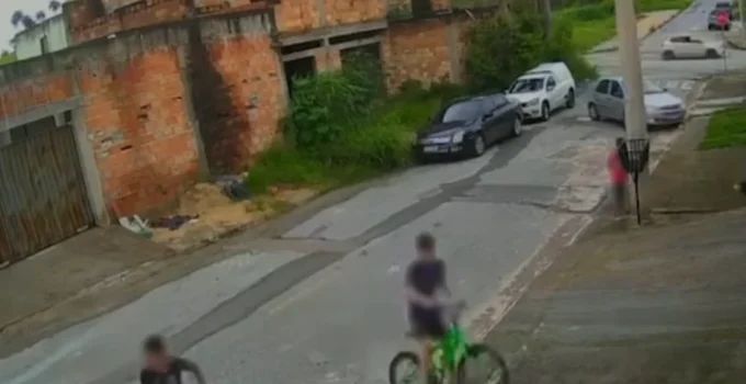 Caminhão desgovernado atinge poste e assusta crianças em Betim, na Grande BH; veja vídeo