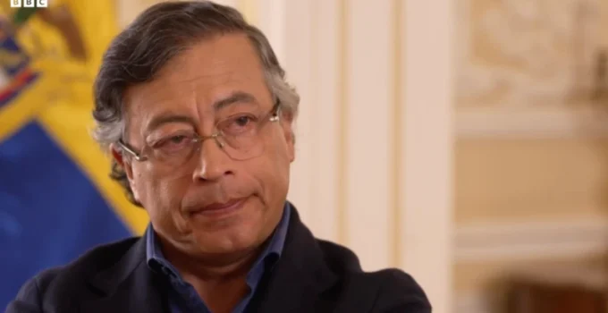 Presidente da Colômbia Alerta para "Ameaça Real" de Ação Militar dos EUA e Critica ICE como "Brigadas Nazistas"