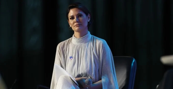 Michelle Bolsonaro Relata Perda de Equilíbrio do Ex-Presidente e Temor por Nova Queda na Prisão