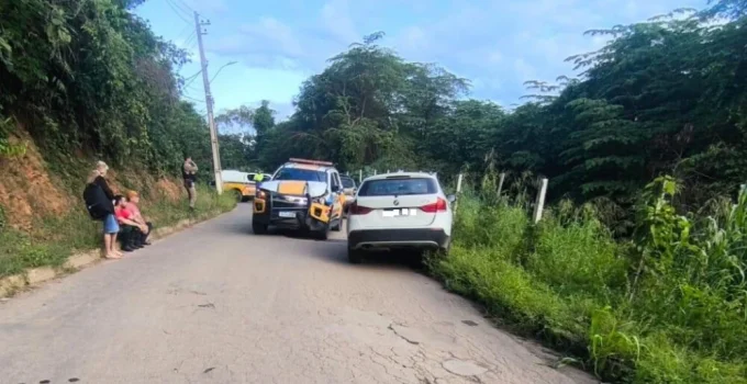 Perseguição a picape suspeita termina com viatura da PM Rodoviária batida e policial ferido em Santana do Paraíso