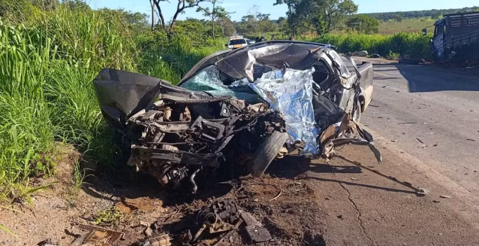 Motorista morre presa às ferragens após colisão frontal com caminhão na MG-170, em Moema