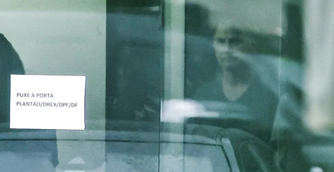 Senadores pedem prisão domiciliar para Bolsonaro e alegam risco à saúde após queda