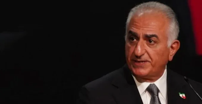 Filho do último Xá do Irã incita greve geral contra regime de Khamenei