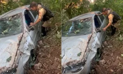 Carro capota e despenca em ribanceira na MGC-262, em Sabará, na Grande BH; motorista fica ferido