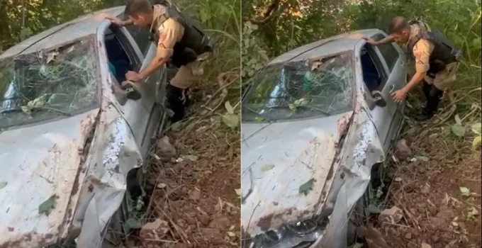 Carro capota e despenca em ribanceira na MGC-262, em Sabará, na Grande BH; motorista fica ferido