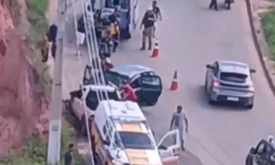 Carro invade contramão e causa colisão com três feridos na MG-262, em Santana do Paraíso