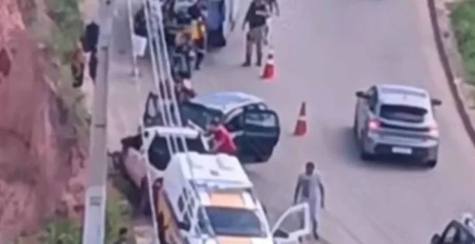 Carro invade contramão e causa colisão com três feridos na MG-262, em Santana do Paraíso