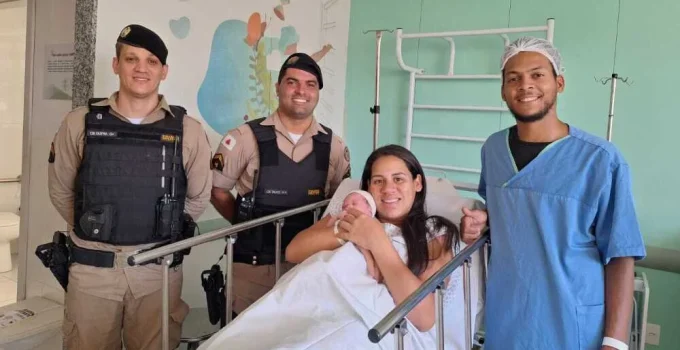 Parto Surpresa em Avenida Movimentada: Bebê Nasce Dentro de Carro com Ajuda da Polícia Militar em BH