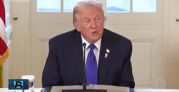 Trump ameaça Cuba com corte total de petróleo e dinheiro e sugere acordo "antes que seja tarde"