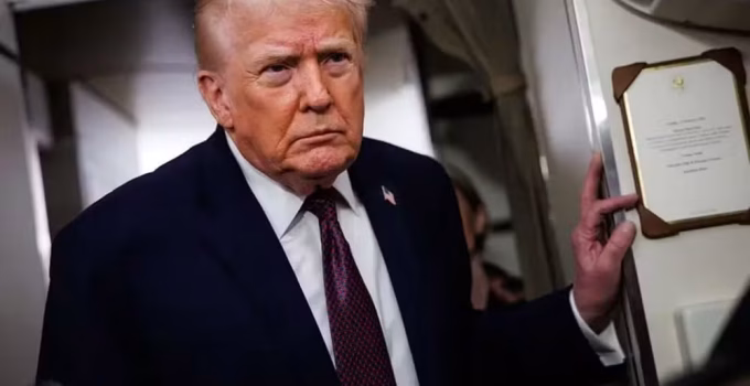 Trump Ameaça Irã com 'Opções Muito Fortes' em Meio a Repressão Brutal a Protestos que Deixam Centenas de Mortos