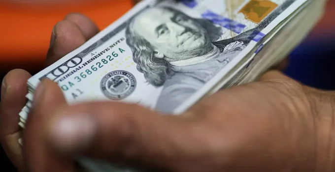 Dólar fecha em leve alta a R$ 5,37 com cenário externo e foco em Powell
