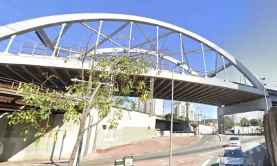 Homem é detido após arremessar barra de ferro de viaduto e atingir carro em Belo Horizonte; condutor não se feriu