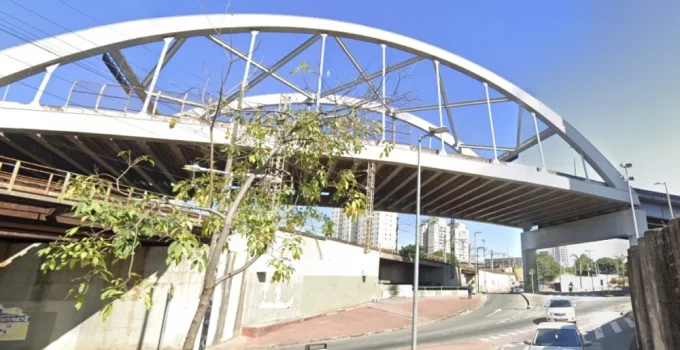 Homem é detido após arremessar barra de ferro de viaduto e atingir carro em Belo Horizonte; condutor não se feriu