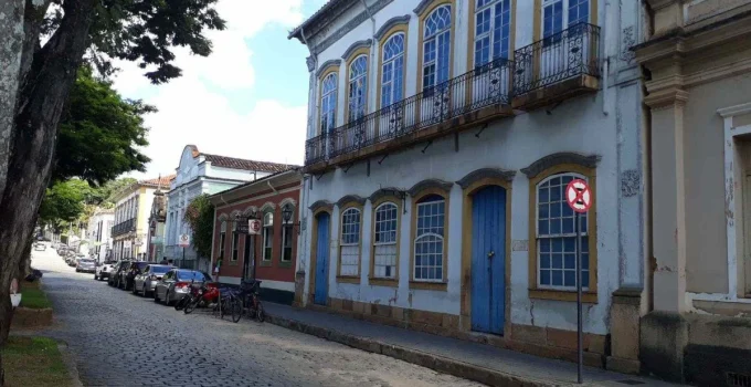 Incêndio em restaurante histórico de São João del-Rei mobiliza Bombeiros após possível raio