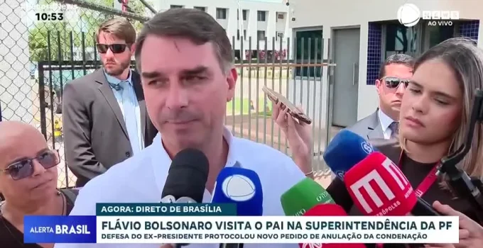 Eduardo Bolsonaro compara tratamento de Maduro na prisão com o de seu pai